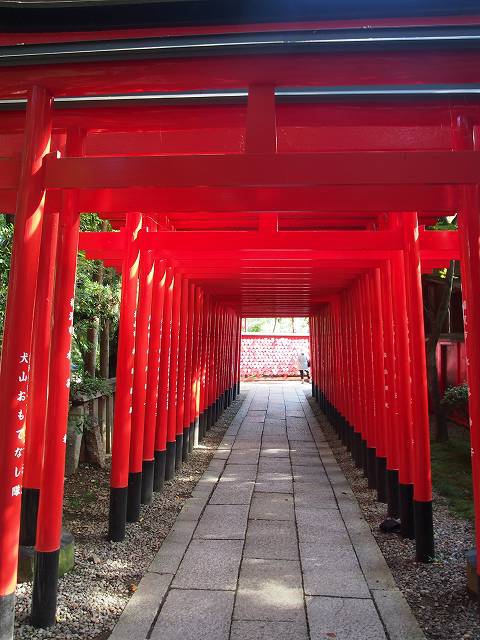 城門に向かう途中の坂道には複数の神社がある。そのうちのひとつ、三光稲荷神社