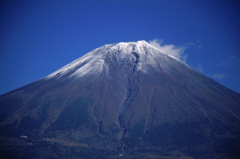 「田貫湖畔から望む富士山、中央部の浸食谷は大沢崩れ」Alpsdakeさんによる写真。1995年11月11日, 15:31:04