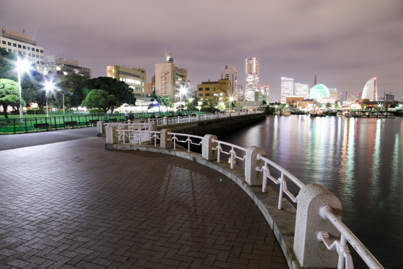 山下公園のベンチからの夜景は横浜夜景の定番！