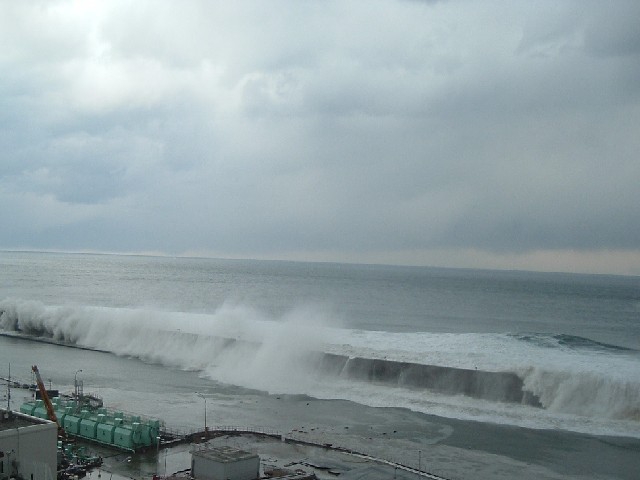 福島第一原子力発電所 津波来襲状況、おそらく第一波が防波堤を乗り越える（3点とも東京電力のホームページ2011年05月19日掲載分より