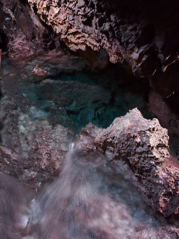 洞内には透明度の高い水が流れている
