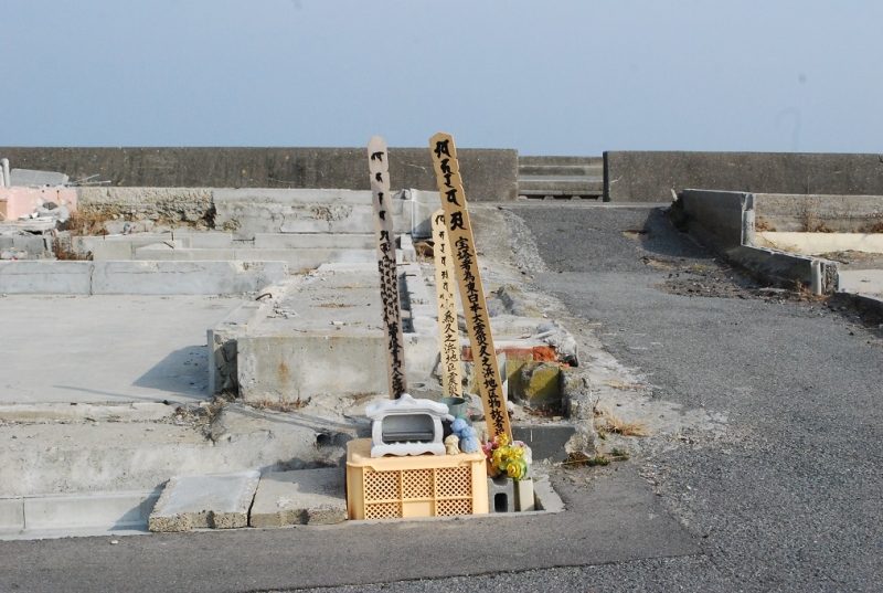 防波堤工事開始を控え、献花台が防波堤から移動していました。3月7日の風景です