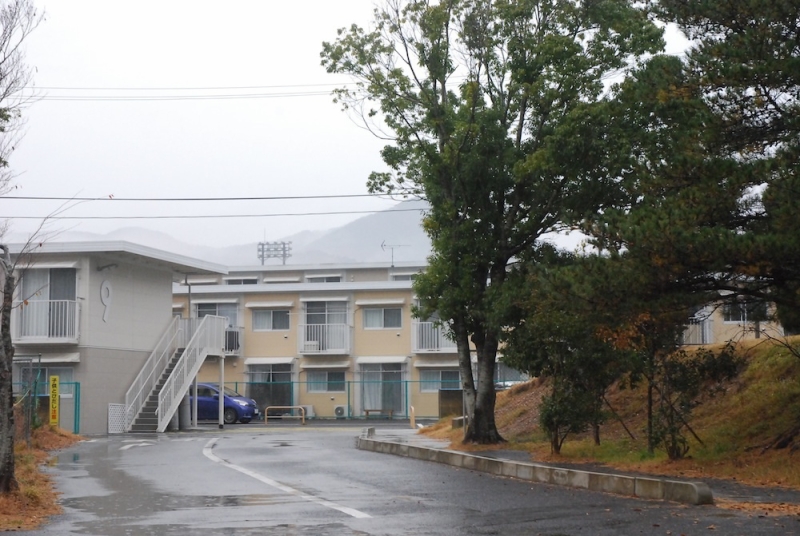 女川町の野球グラウンドに建てられた3階建ての仮設住宅（参考写真）