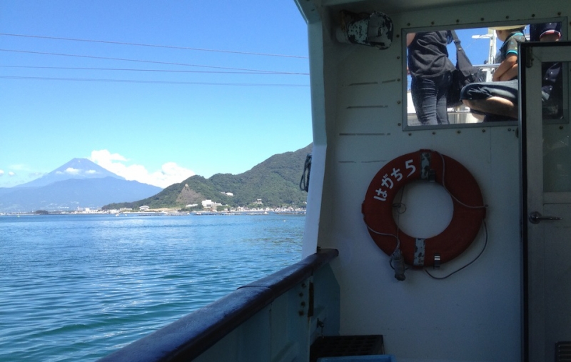 淡島行き（片道5分）の船からは富士山もバッチリ！（これは夏の写真）