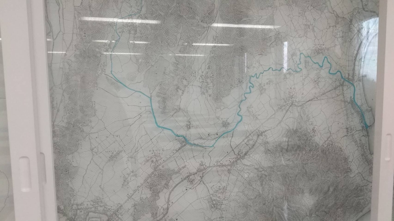 少しわかりづらいですが、川（水色）の形を強調した巴川流域の地図