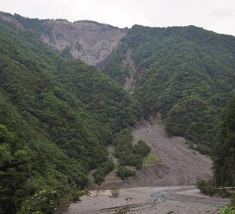 大きく崩壊している山。「畑薙第一ダム」から「さわら島」へ行く途中に撮影