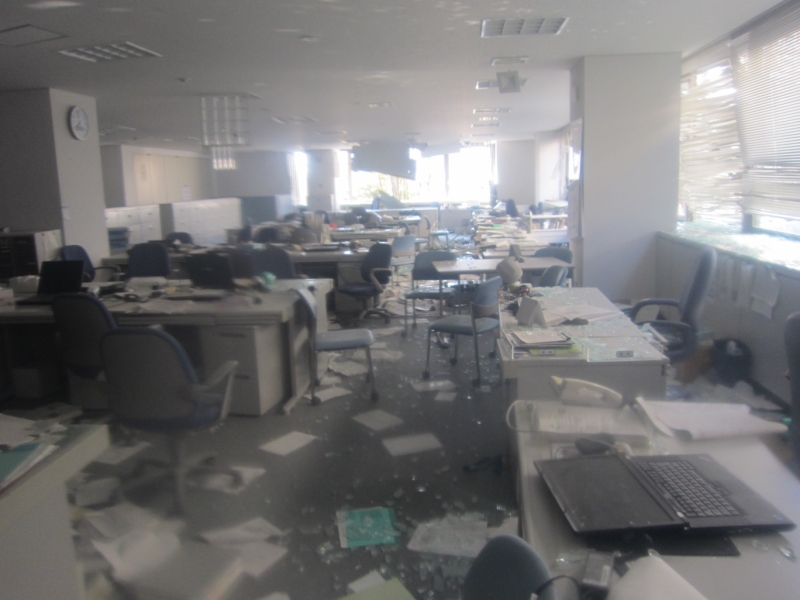 事務本館1階の写真。地震の被害に加え1号機の水素爆発の影響もあると考えられる