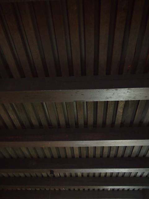 囲炉裏の真上の天井。2階の床は格子状になっている