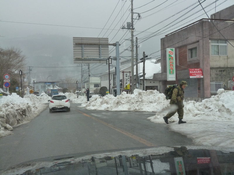 自衛隊のおかげで主要道路の除雪が進む小山町須走地区。道の両側はまだまだ雪の山