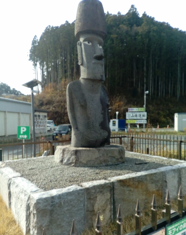 南米チリから贈られた本物のモアイ像。南三陸ポータルセンターのすぐ隣にありました。