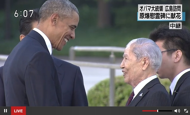 日本原水爆被害者団体協議会（被団協）代表委員の坪井直さんとの対面中、2人はずっと握手し続けていた；NHKの番組からキャプチャ