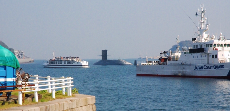 潜水艦まで観光資源。平成の今も軍都の様相を見せる横須賀港（2013年11月撮影）