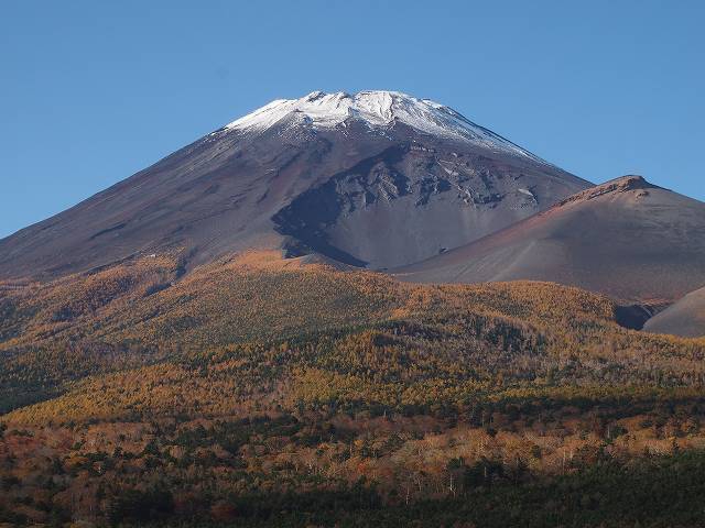 富士山で最も大きな火口。宝永火口