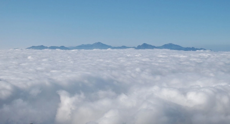 雲に浮かぶ南アルプスの山々