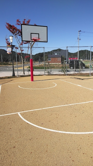 公園にはバスケットボールのコートも完備。