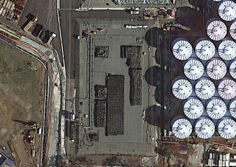 地下貯水槽「ｉ」。右は増設されたタンク群H-1エリア。Google Mapより