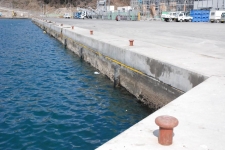 女川漁港の岸壁。 白い部分がかさ上げされた部分