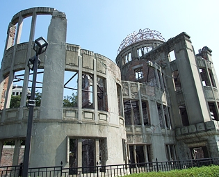 原爆ドームを北西から望む 広島市のホームページより