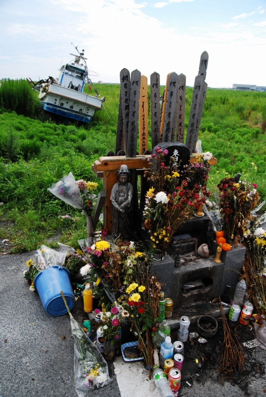 慰霊碑には、花がたくさん供えられている。津波で125人の方が亡くなったという。