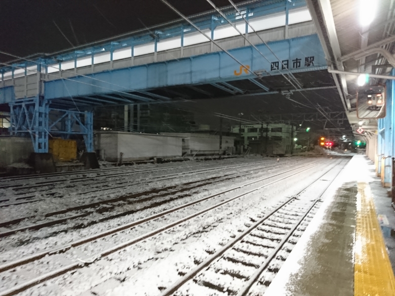 駅舎へ伸びる跨線橋と富田方面