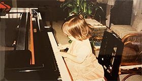 自然とピアノを弾き始めた3歳頃。
