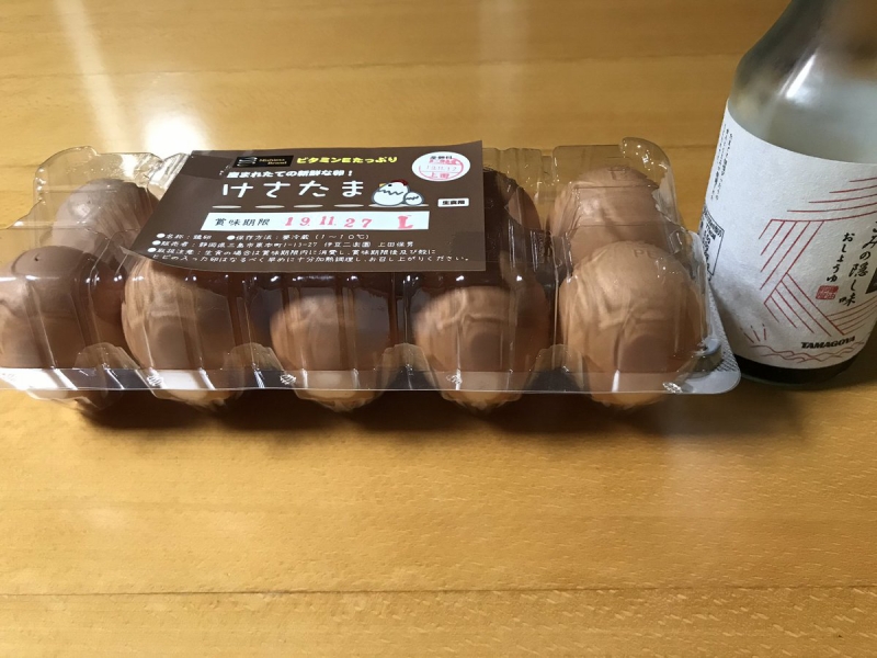 伊豆村の駅の「TAMAGOYA」さんに売っている卵かけご飯専用しょうゆと、近所の自販機で買う「けさたま」。「TAMAGOYA」さんの「日の出たまご」は高級なのでね…。