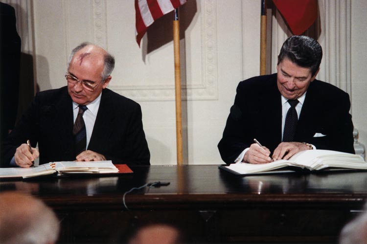 1997年12月8日、中距離核戦力全廃条約（INF全廃条約）に署名するレーガン（右）とゴルバチョフ。2年前の会談がこの成果につながったのは間違いないだろう