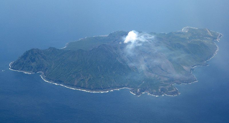西側上空より見る諏訪之瀬島。現在はほとんどが立ち入り禁止区域
