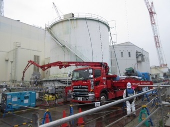 福島第一原子力発電所2号機海水配管トレンチ内の充填完了について「立坑A充填作業の様子」2015年7月1日 撮影：東京電力株式会社