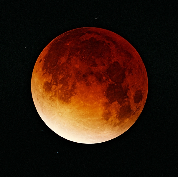 皆既月食中の月。皆既食中の月は赤銅色になると言われています