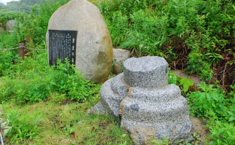 2013年7月19日　右は昭和三陸地震の津波で破壊された神社の鳥居の残骸。もともとあった場所から移されて2008年に石碑とともに設置された。今回の津波でもほぼ浸水域ぎりぎりだった。