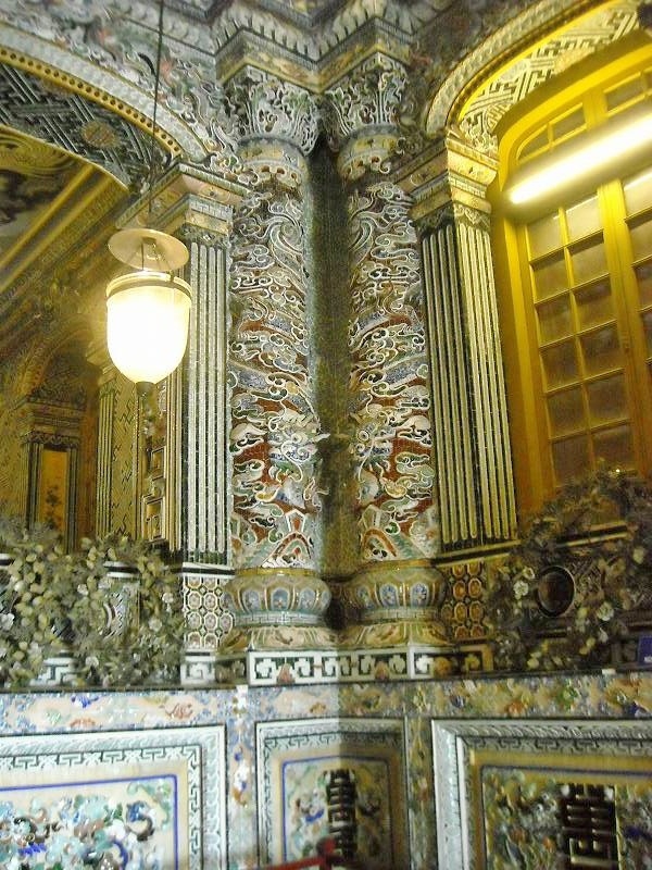 廟内の柱と壁