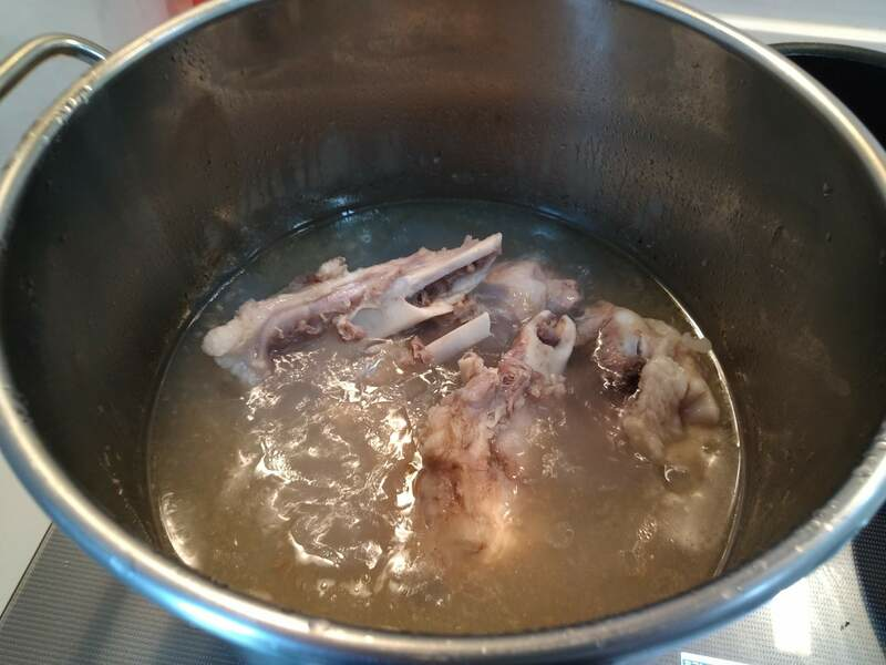 1時間煮た豚骨スープ