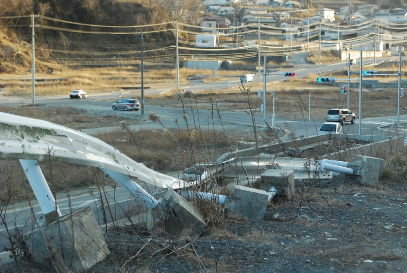 女川町立医療センターの高台から見たバイパス方面の風景（2013年3月10日）。震災の爪痕がいたるところに残ります。