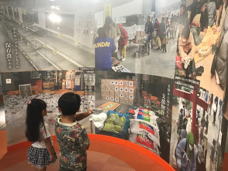 東日本大震災後の様子が分かるパネルを見る子供達。決して他人事ではないことを感じてほしい。