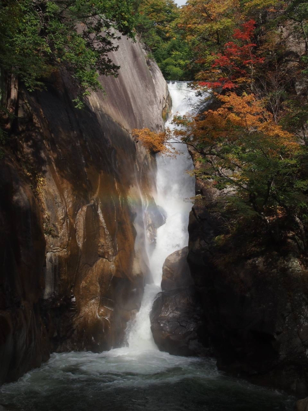 滝には小さな虹が架かっていました。
