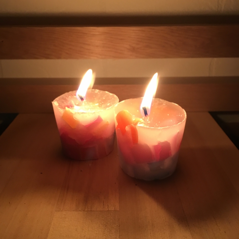 東日本大震災で犠牲になられた方々へ哀悼の意を込めてキャンドルに火を灯す