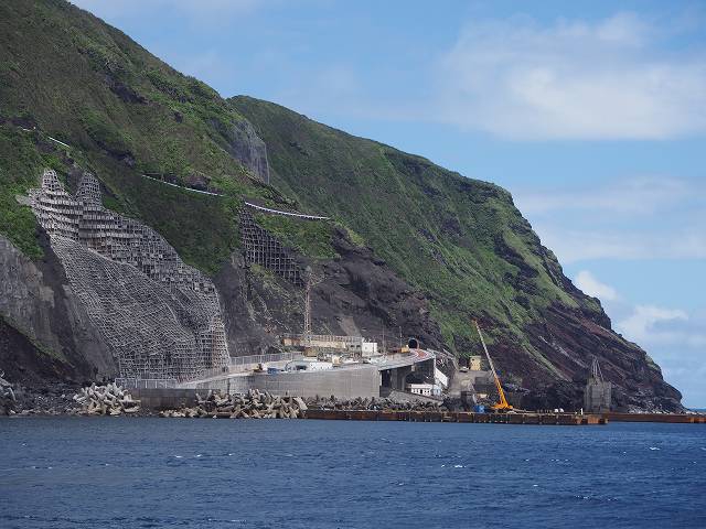 断崖の下に作られた三宝港。港を前にして八丈島へ引き返すこともある。その危険性が高い場合、「条件付きの出航」と告知される
