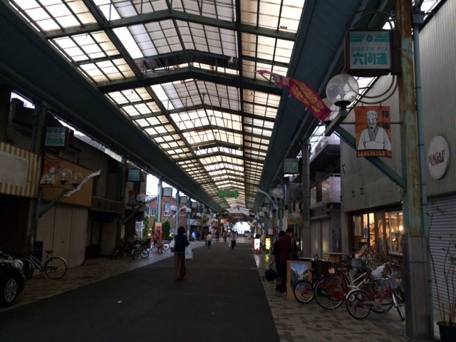 新長田の商店街。街灯すら灯されていないから、昼間でも薄暗い