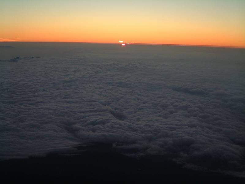 雲海からの日の出。富士山にて