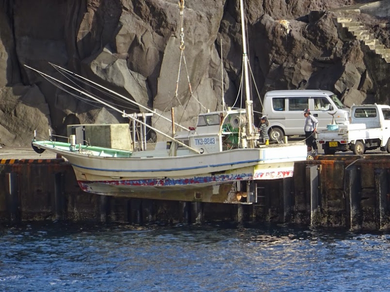 港に入った漁船を吊り上げ開始（※竹内洋正氏撮影）