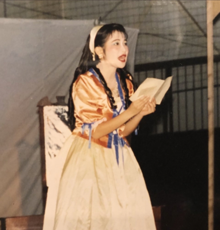 高校3年時に文化祭(辛夷祭)でシラノドベルジュラックのロクサーヌを演じた。