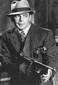 1932年の映画『暗黒街の顔役』でマフィアを演じるポール・ムニ（トンプソン・サブマシンガン - Wikipedia より）
