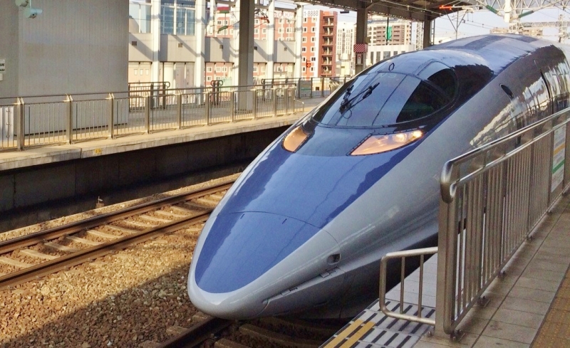 500系新幹線。東海道山陽新幹線「のぞみ」としての運行は終了したが、現在も山陽新幹線・九州新幹線の「こだま」として運行されている。やっぱりカッコいい