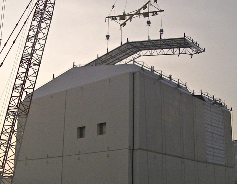 組み立て中の原子炉建屋カバー屋根パネル（東京電力 | 2011年10月14日撮影）