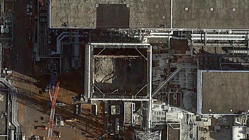Google Mapより。建屋カバーの屋根部分が取り外された1号機。上はタービン建屋、右は2号機