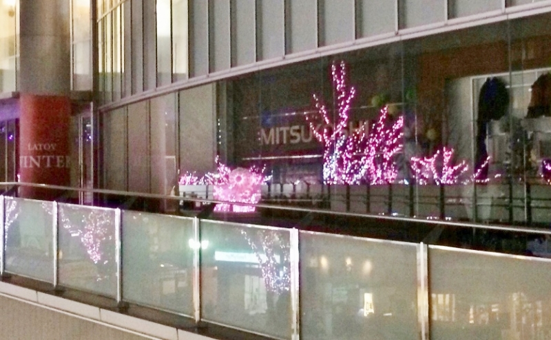 駅前の複合施設ラトブの壁面に映る桜のイルミネーション
