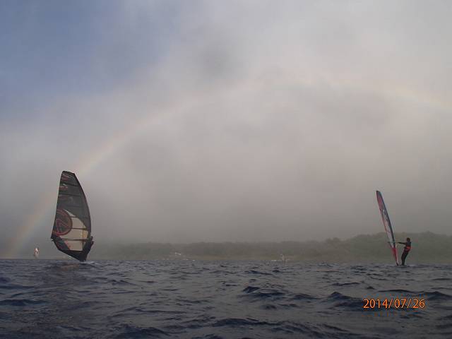 虹のピークは過ぎてしまったものの、ウインドサーファー仲間に防水カメラを借りて、湖上から撮影
