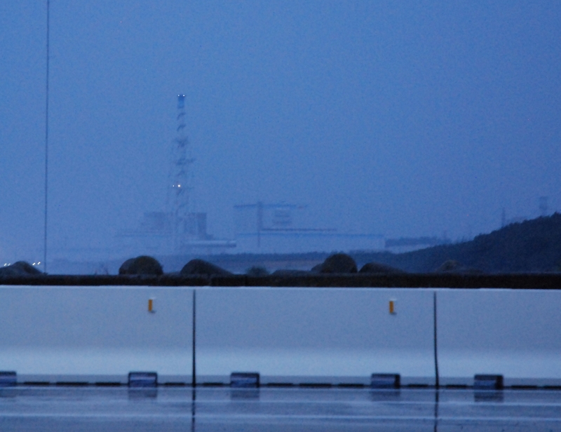 雨にかすむ東海第二原発（撮影は2013年）