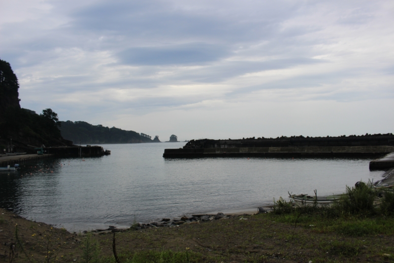 遠くに見える、中央部分に浮かぶ島が弁天島です。